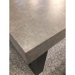 TILBUD Store beton haveborde i vedligeholdelsesfrie materialer