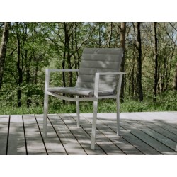 Populær stabelstol i pulverlakeret aluminium til ude brug.