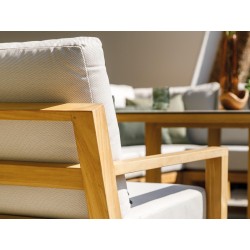 Natur teak lænestol med armlæn og udendørs hynder.