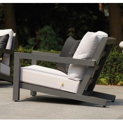 Lounge sofa med tilbagelænet sæde giver havesofaen ekstra god siddekomfort.