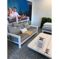 Lounge sofa med tilbagelænet sæde giver havesofaen ekstra god siddekomfort.