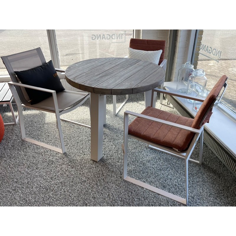 TILBUD rundt teak havebord Ø90 cm med 3 hvide havestole.