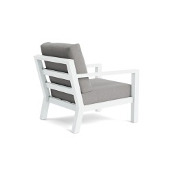 Udendørs lænestol med armlæn og tykke outdoor hynder