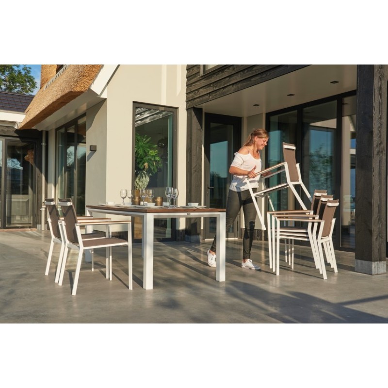 Stabelbar havestol Primavera i all weather stof og genbrugs teak træ.