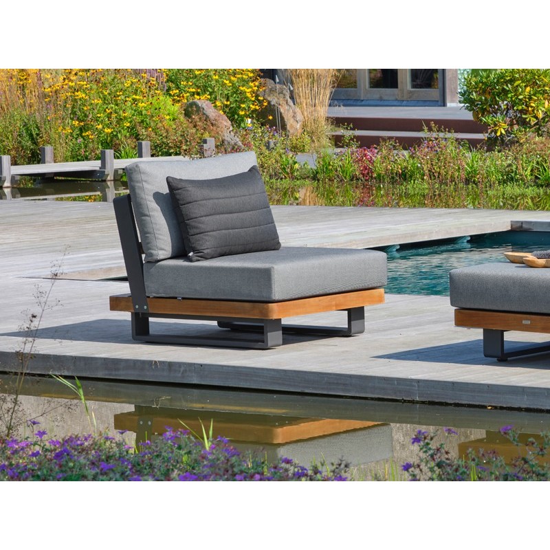 LIFE Fitz Roy lænestol af teak og rustfrit aluminium.